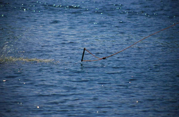 Der Griff Den Man Beim Wakeboardfahren Hält Springt Aufs Wasser — Stockfoto