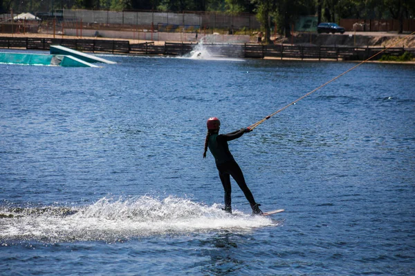 Hombre Hace Wakeboarding Agua Verano Casco Traje Neopreno — Foto de Stock