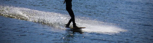 Homem Faz Wakeboarding Água Verão Capacete Wetsuit — Fotografia de Stock