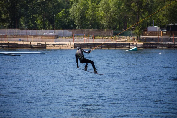 Uomo Wakeboarding Acqua Estate Con Casco Muta — Foto Stock