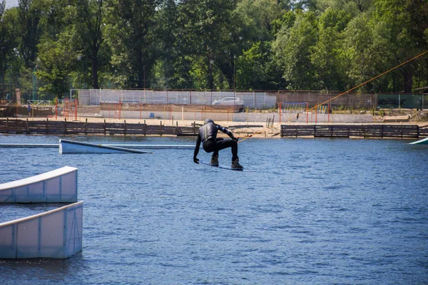 Uomo Wakeboarding Acqua Estate Con Casco Muta — Foto Stock