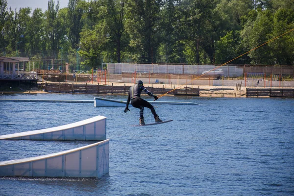 Uomo Wakeboarding Acqua Estate Con Casco Muta — Foto Stock