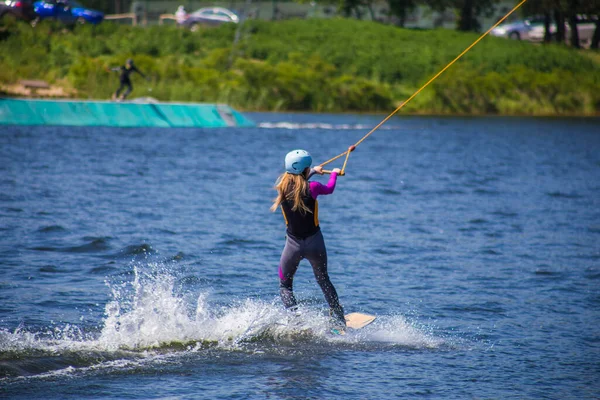 Homem Faz Wakeboarding Água Verão Capacete Wetsuit — Fotografia de Stock