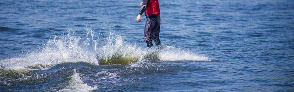 Der Mann Macht Sommer Wakeboarding Auf Dem Wasser Mit Helm — Stockfoto