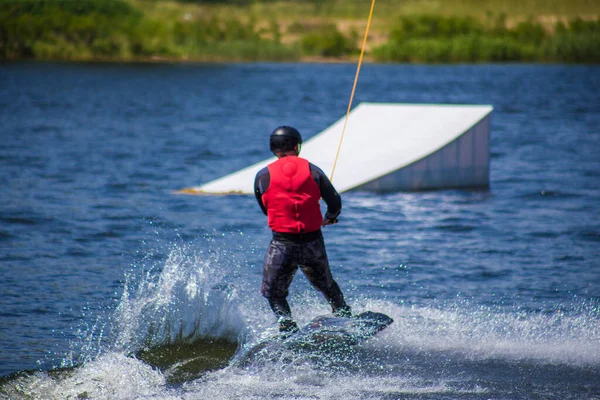 Mannen Gör Wakeboard Vattnet Sommaren Hjälm Och Våtdräkt — Stockfoto