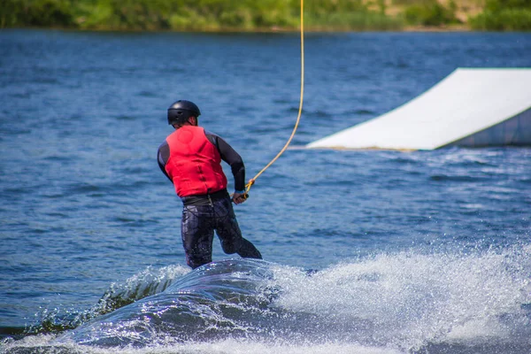 Hombre Hace Wakeboarding Agua Verano Casco Traje Neopreno — Foto de Stock