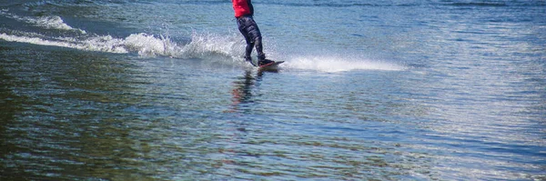 Άνθρωπος Κάνει Wakeboarding Στο Νερό Καλοκαίρι Ένα Κράνος Και Βρεγμένο — Φωτογραφία Αρχείου