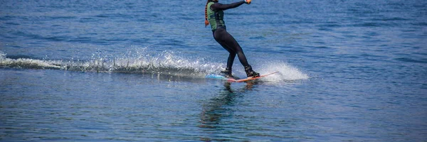 Hombre Hace Wakeboarding Agua Verano Casco Traje Neopreno — Foto de Stock