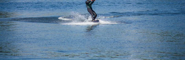 Άνθρωπος Κάνει Wakeboarding Στο Νερό Καλοκαίρι Ένα Κράνος Και Βρεγμένο — Φωτογραφία Αρχείου