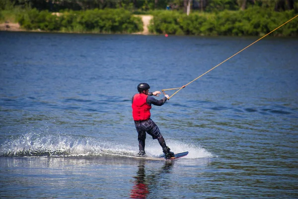 Hombre Hace Wakeboarding Agua Verano Casco Traje Neopreno — Foto de Stock