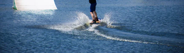 Man Doet Wakeboarden Het Water Zomer Een Helm Wetsuit — Stockfoto