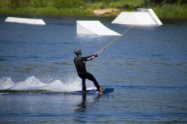 Homem Faz Wakeboarding Água Verão Capacete Wetsuit — Fotografia de Stock