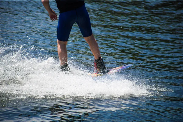 Homme Fait Wakeboard Sur Eau Été Avec Casque Une Combinaison — Photo