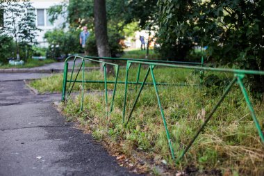 Sokakta terk edilmiş eski çitler.