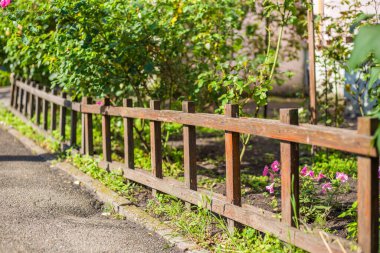 Sokakta terk edilmiş eski çitler.
