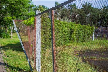 Sokakta terk edilmiş eski çitler.