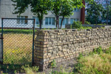 Sokakta terk edilmiş eski çitler.