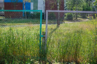 Sokakta terk edilmiş eski çitler.