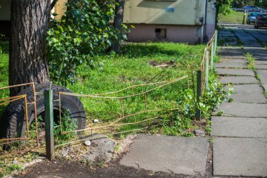 Sokakta terk edilmiş eski çitler.