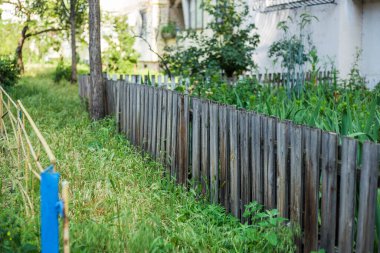 Sokakta terk edilmiş eski çitler.