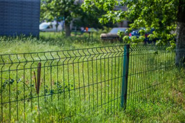 Sokakta terk edilmiş eski çitler.