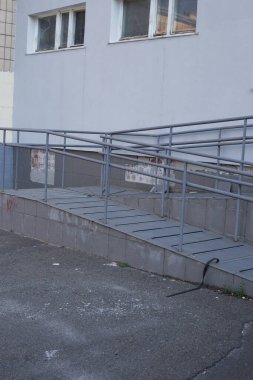 Engelliler ve hareket kabiliyetini azaltanlar ya da tekerlekli sandalyeli ya da bisikletli olanlar için rampaName