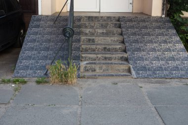 Engelliler ve hareket kabiliyetini azaltanlar ya da tekerlekli sandalyeli ya da bisikletli olanlar için rampaName