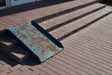 Engelliler ve hareket kabiliyetini azaltanlar ya da tekerlekli sandalyeli ya da bisikletli olanlar için rampaName