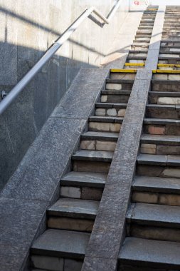 Engelliler ve hareket kabiliyetini azaltanlar ya da tekerlekli sandalyeli ya da bisikletli olanlar için rampaName