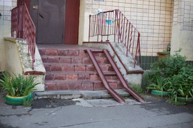 Engelliler ve hareket kabiliyetini azaltanlar ya da tekerlekli sandalyeli ya da bisikletli olanlar için rampaName