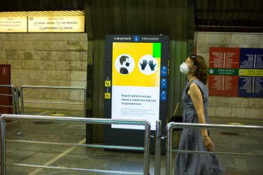 Kyiv, Ukrayna - 06.24.2020: Metrodaki sosyal mesafe ve metrodaki bilgi tabelaları