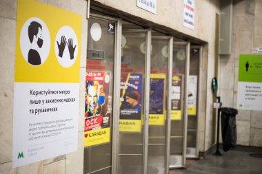 Kyiv, Ukrayna - 06.24.2020: Metrodaki sosyal mesafe ve metrodaki bilgi tabelaları