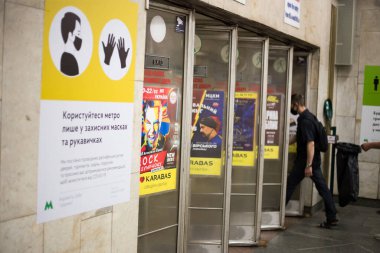 Kyiv, Ukrayna - 06.24.2020: Metrodaki sosyal mesafe ve metrodaki bilgi tabelaları