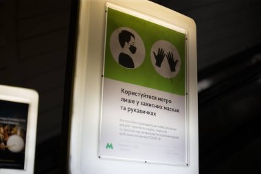 Kyiv, Ukrayna - 06.24.2020: Metrodaki sosyal mesafe ve metrodaki bilgi tabelaları