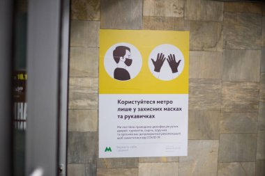 Kyiv, Ukrayna - 06.24.2020: Metrodaki sosyal mesafe ve metrodaki bilgi tabelaları