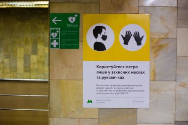 Kyiv, Ukrayna - 06.24.2020: Metrodaki sosyal mesafe ve metrodaki bilgi tabelaları