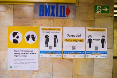 Kyiv, Ukrayna - 06.24.2020: Metrodaki sosyal mesafe ve metrodaki bilgi tabelaları
