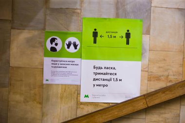 Kyiv, Ukrayna - 06.24.2020: Metrodaki sosyal mesafe ve metrodaki bilgi tabelaları