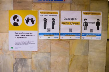 Kyiv, Ukrayna - 06.24.2020: Metrodaki sosyal mesafe ve metrodaki bilgi tabelaları