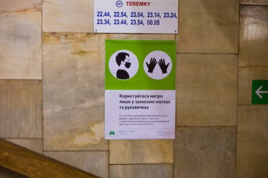 Kyiv, Ukrayna - 06.24.2020: Metrodaki sosyal mesafe ve metrodaki bilgi tabelaları