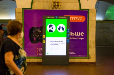 Kyiv, Ukrayna - 06.24.2020: Metrodaki sosyal mesafe ve metrodaki bilgi tabelaları