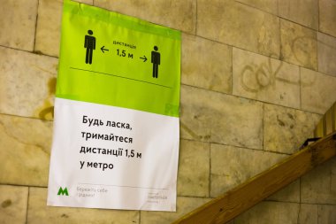 Kyiv, Ukrayna - 06.24.2020: Metrodaki sosyal mesafe ve metrodaki bilgi tabelaları