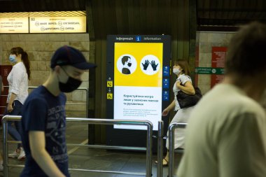 Kyiv, Ukrayna - 06.24.2020: Metrodaki sosyal mesafe ve metrodaki bilgi tabelaları