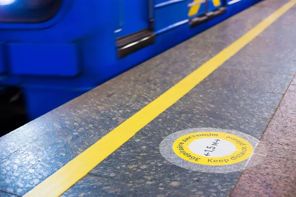 Kiev Ukraina 2020 Socialt Avstånd Tunnelbanan Och Informationsskyltar Tunnelbanan — Stockfoto