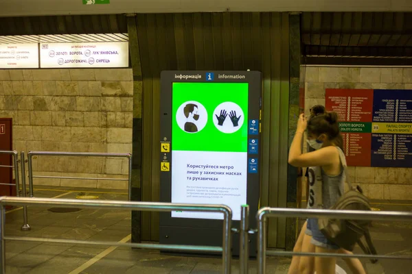 Kiev Ucrania 2020 Distancia Social Metro Señales Información Metro — Foto de Stock