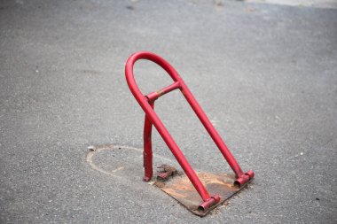 Şehirde park metali karşıtı dolap var.