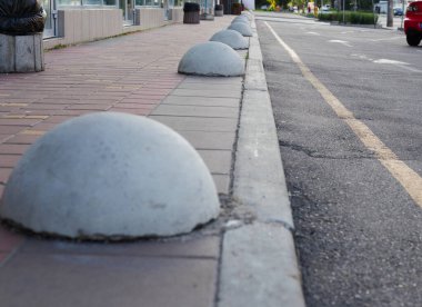 Kentte park engelleyici taş var.