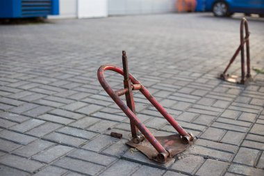 Şehirde park metali karşıtı dolap var.