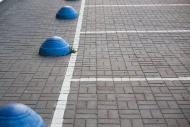 Kentte park engelleyici taş var.