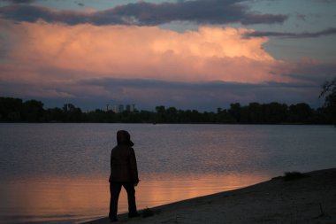 Günbatımında arka planda bir adamın silueti